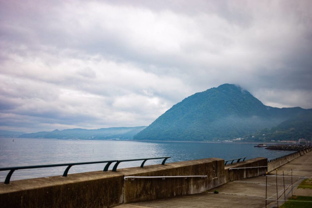 海と山の自然が調和しているイメージ