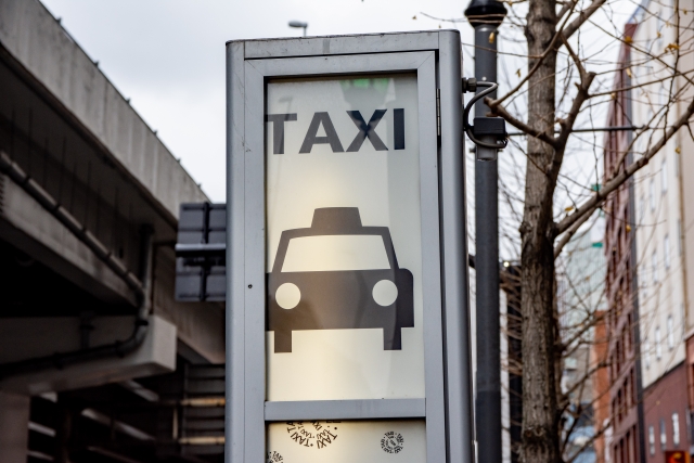 都市のタクシー乗り場を示す標識。タクシーのアイコンと「TAXI」の文字が表示されている。