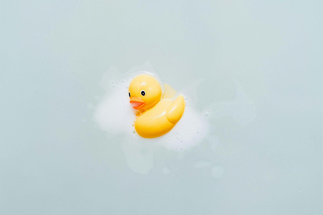 お風呂に浮かぶアヒルのおもちゃのイメージ