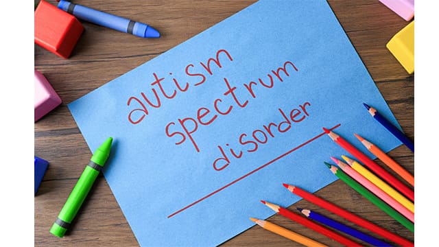 自閉症スペクトラム障害を示すサインとカラフルな鉛筆
