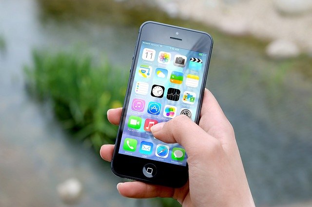 手に持ったスマートフォンの画面に表示されたアプリのアイコン。障害のある人におすすめのアプリやサービスを象徴するイメージ。