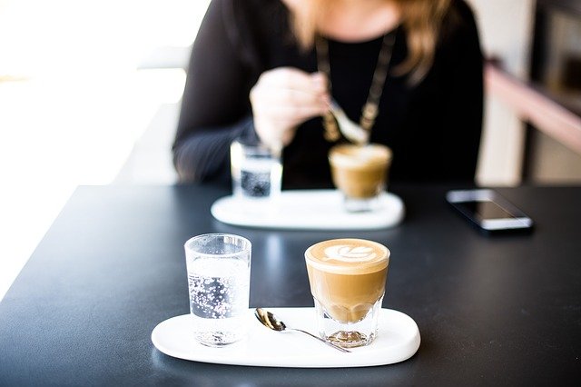 近代的なカフェでコーヒーを楽しむデートの様子