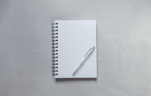 白いノートとペン