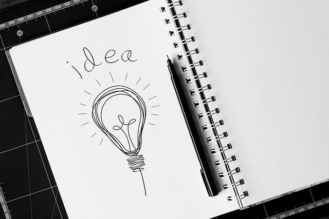 ノートに描かれた電球のスケッチと「idea」の文字。