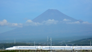 富士山を背景に走る新幹線。