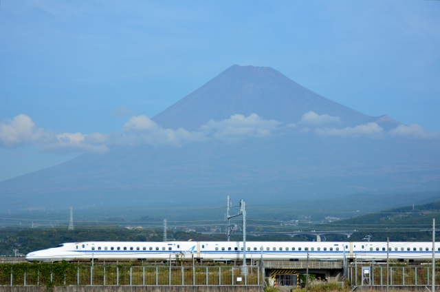 富士山を背景に走る新幹線。