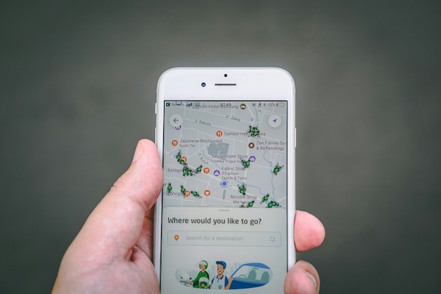 手に持たれたスマートフォンの画面に表示された地図アプリ。