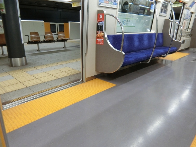 地下鉄の駅のホームと電車の車内の様子。黄色い点字ブロックが見える。