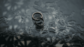 雨に濡れた表面に置かれた結婚指輪。健常者との恋愛や結婚について考える。