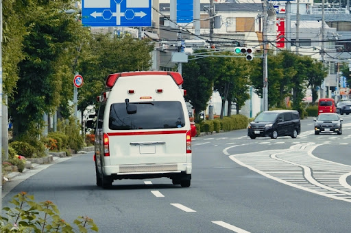 街中を走る救急車。てんかんに関連する緊急事態を示唆する画像。