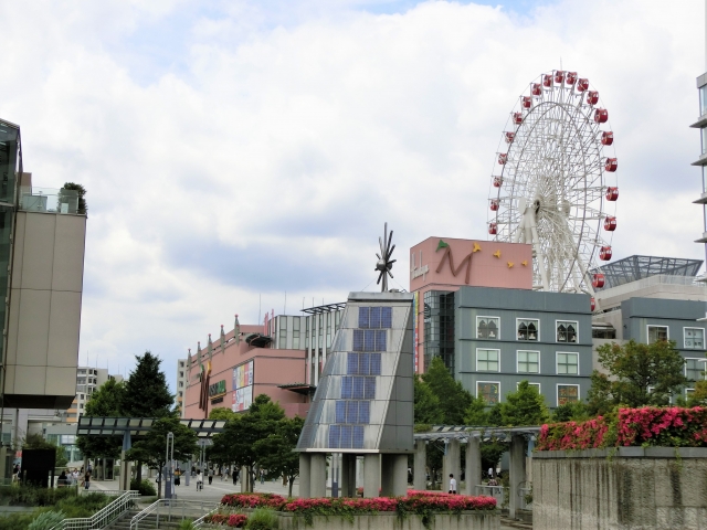 観覧車が見える都市の風景。