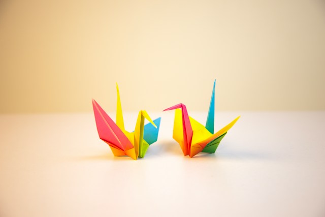 カラフルな折り紙で作られた二羽の鶴