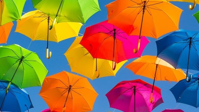 空に浮かぶ色とりどりの傘。