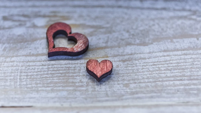 木製の心臓形のオブジェが二つ並んでいる様子。複雑性PTSDに関するブログ記事用の画像。