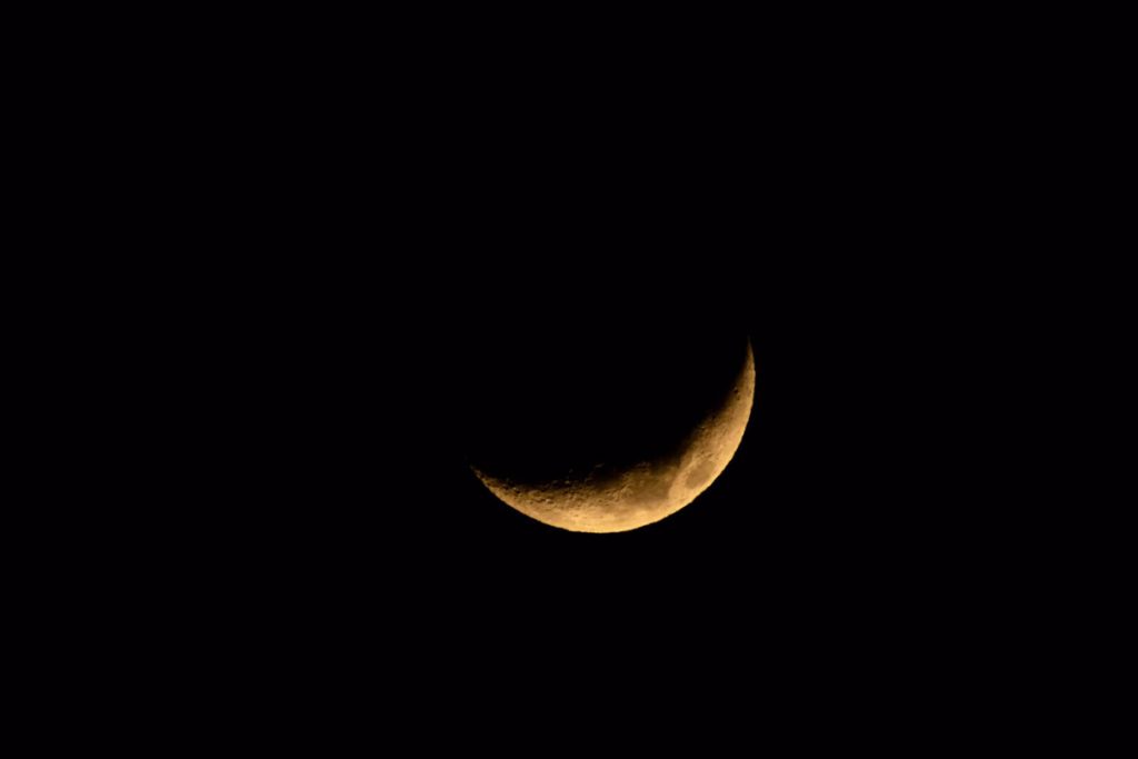 夜空に輝く三日月。