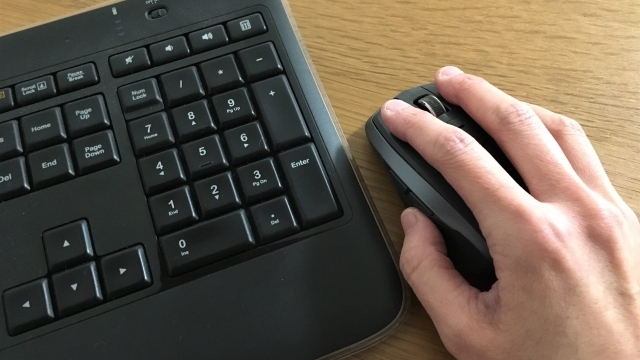 マウスを操作する手とキーボード