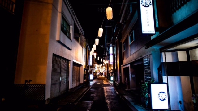 夜の日本の路地、提灯が並ぶ風景。