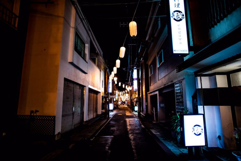 夜の日本の路地、提灯が並ぶ風景。