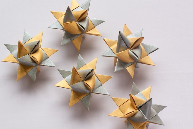 折り紙で作られた金色と銀色の星形の飾り