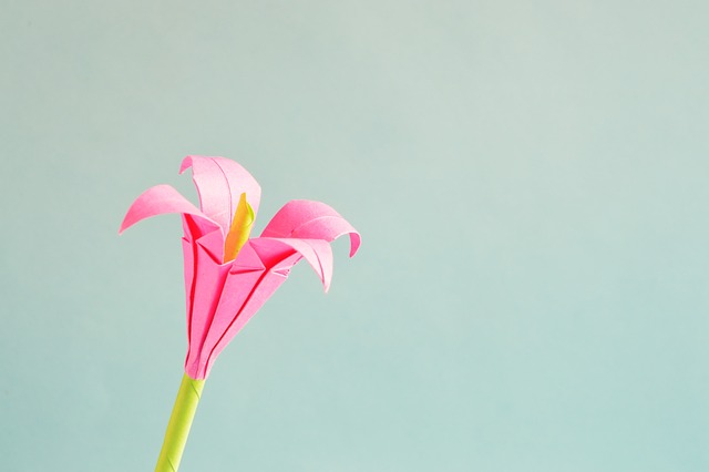 ピンク色の折り紙で作られたユリの花
