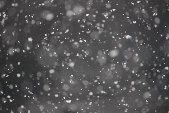 夜空に降る雪の結晶。
