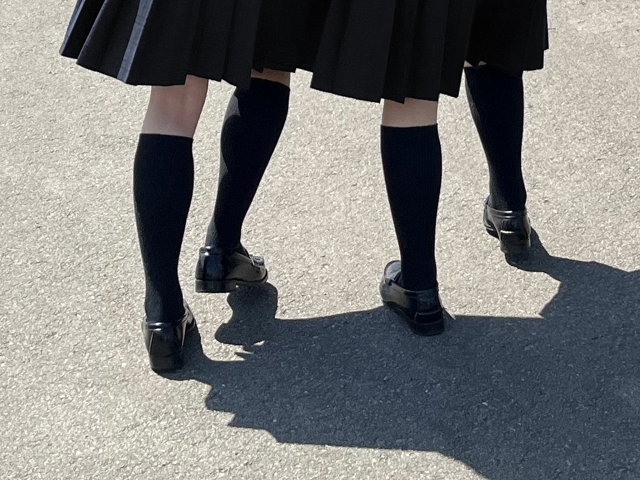 学生の制服を着た二人の脚の写真。