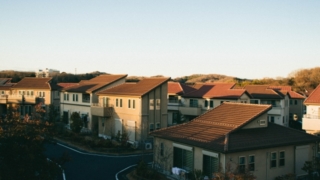 夕日の中に並ぶ郊外の住宅街の風景