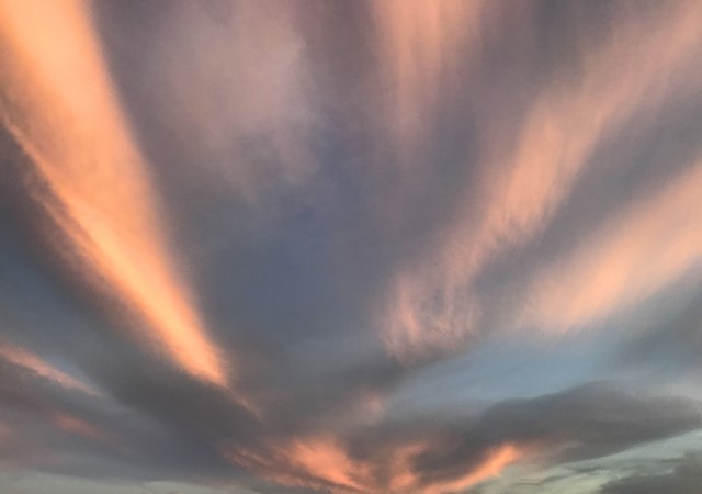 夕焼けの雲が広がる空の写真