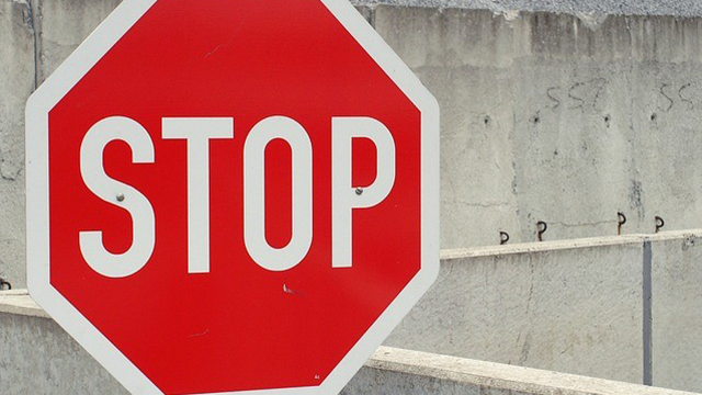 メンタルヘルスを守るためにやめたことを象徴する赤いストップサイン。