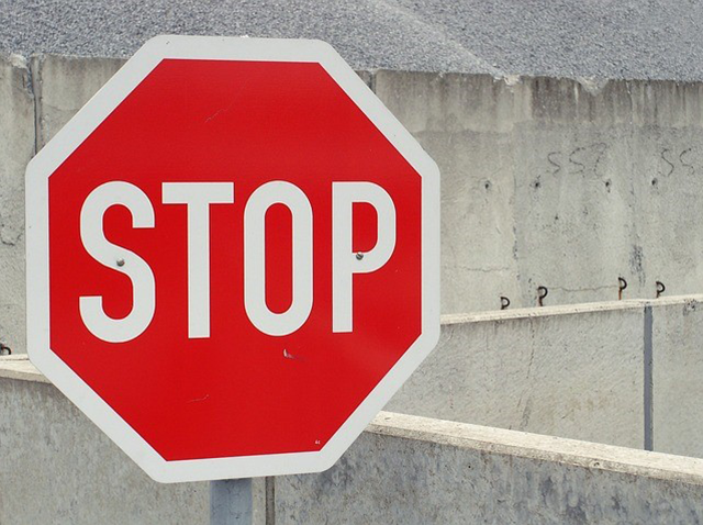 メンタルヘルスを守るためにやめたことを象徴する赤いストップサイン。