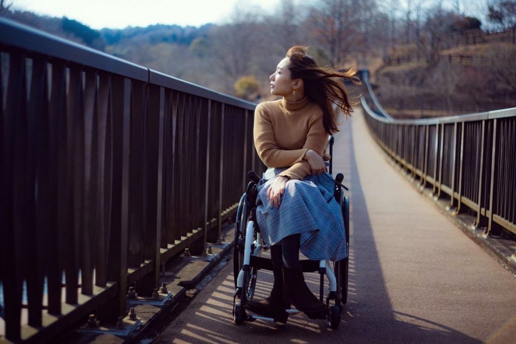 吊り橋を渡る車椅子の女性