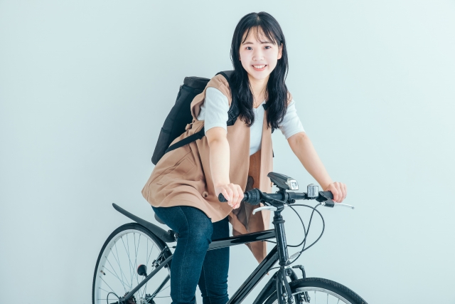 自転車に乗っている若い女性