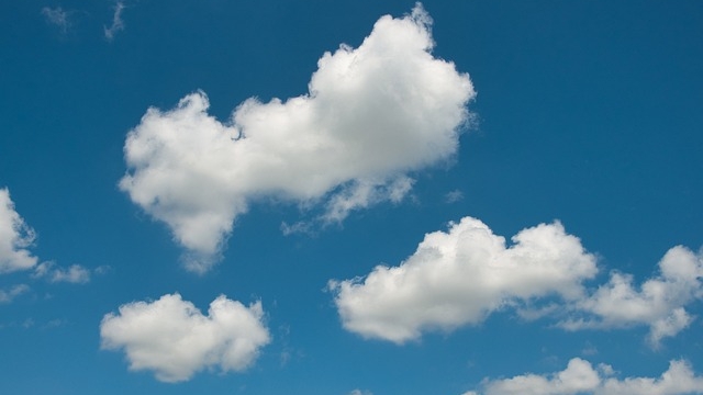 青い空に浮かぶ白い雲。