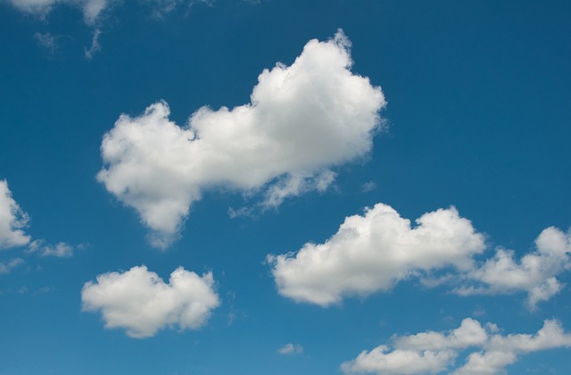 青い空に浮かぶ白い雲。