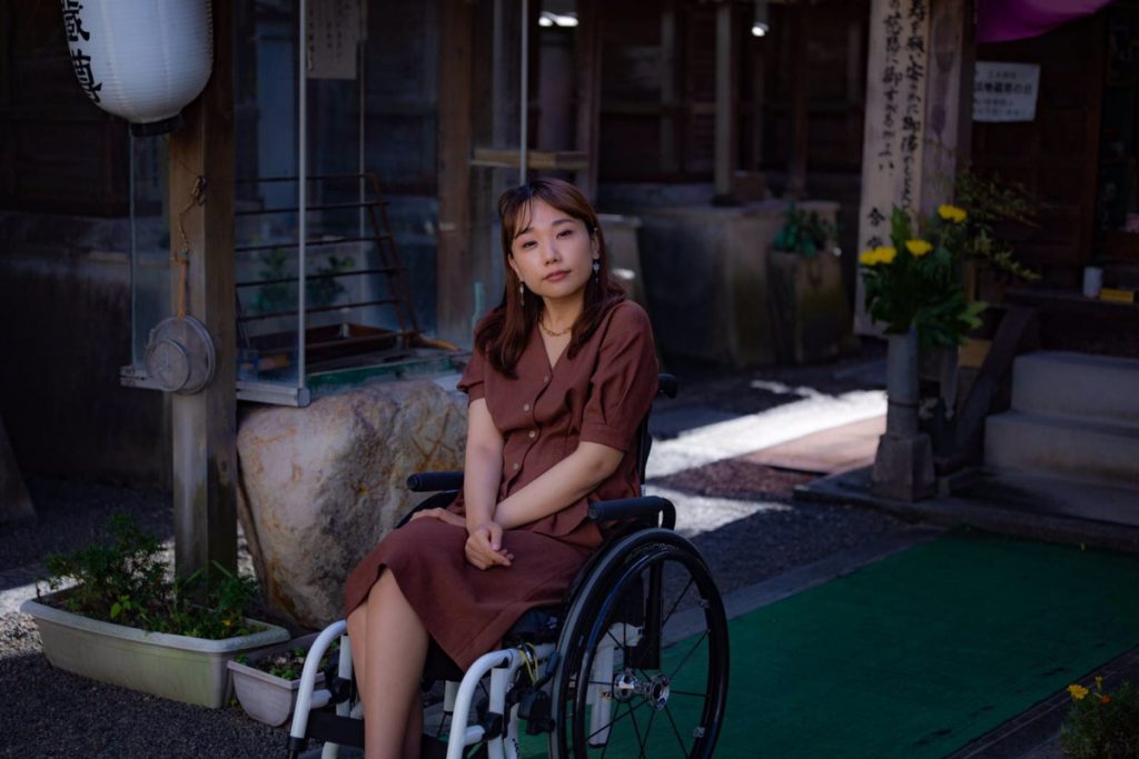 神社にいる車椅子姿の豆塚さん