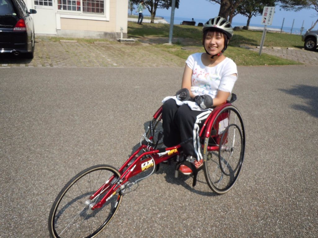 豆塚さんが車椅子レースに参加したときの写真