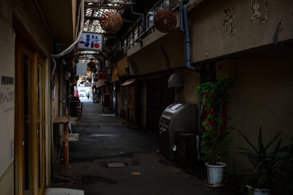 昔ながらの商店街の小通り