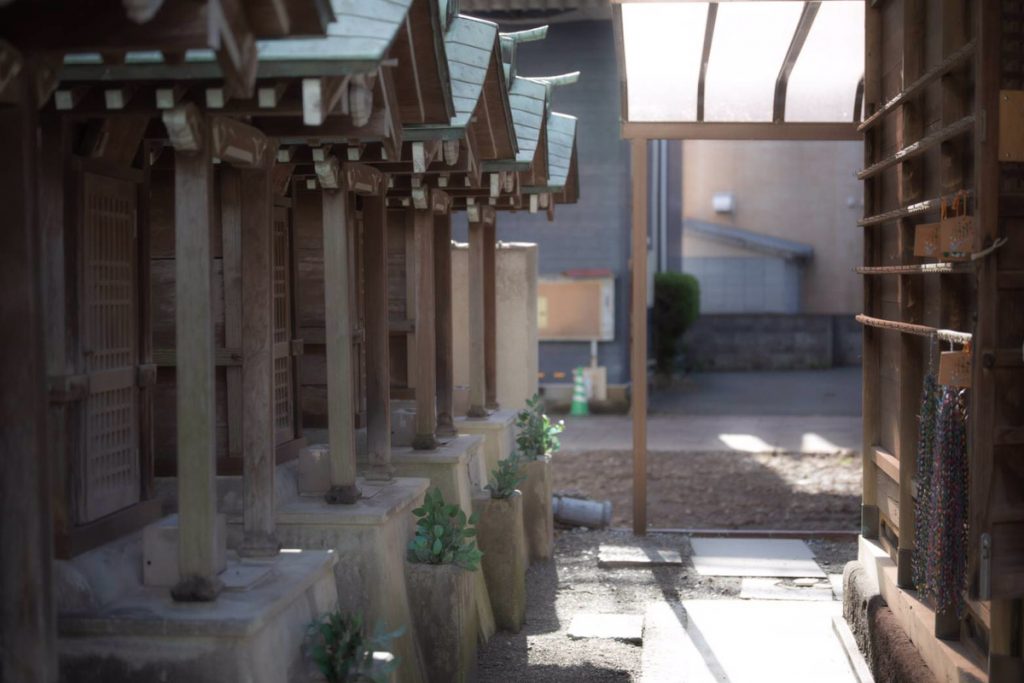 神社の細い通路