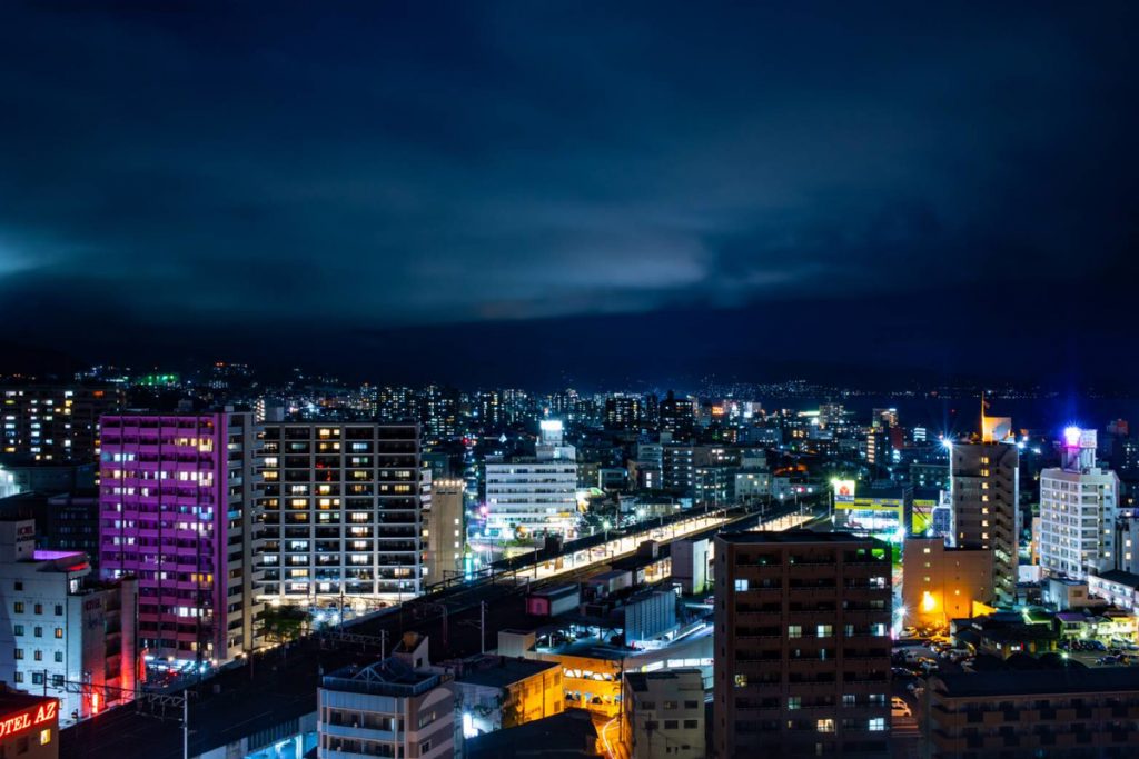 ライトで光る街の夜景のイメージ