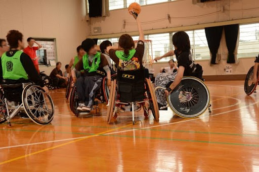 車椅子バスケを楽しむ人たちのイメージ