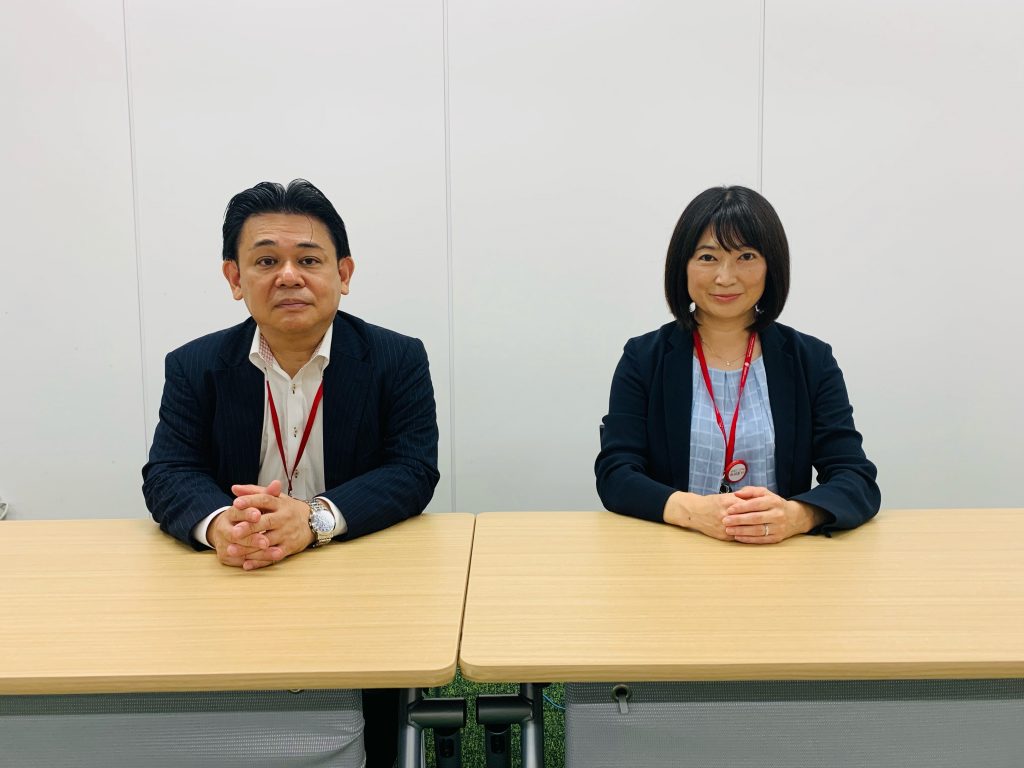 SOMPOチャレンジド株式会社の取締役無田智英さんと課長山崎智美さんがインタビューのために並んで座っている様子。