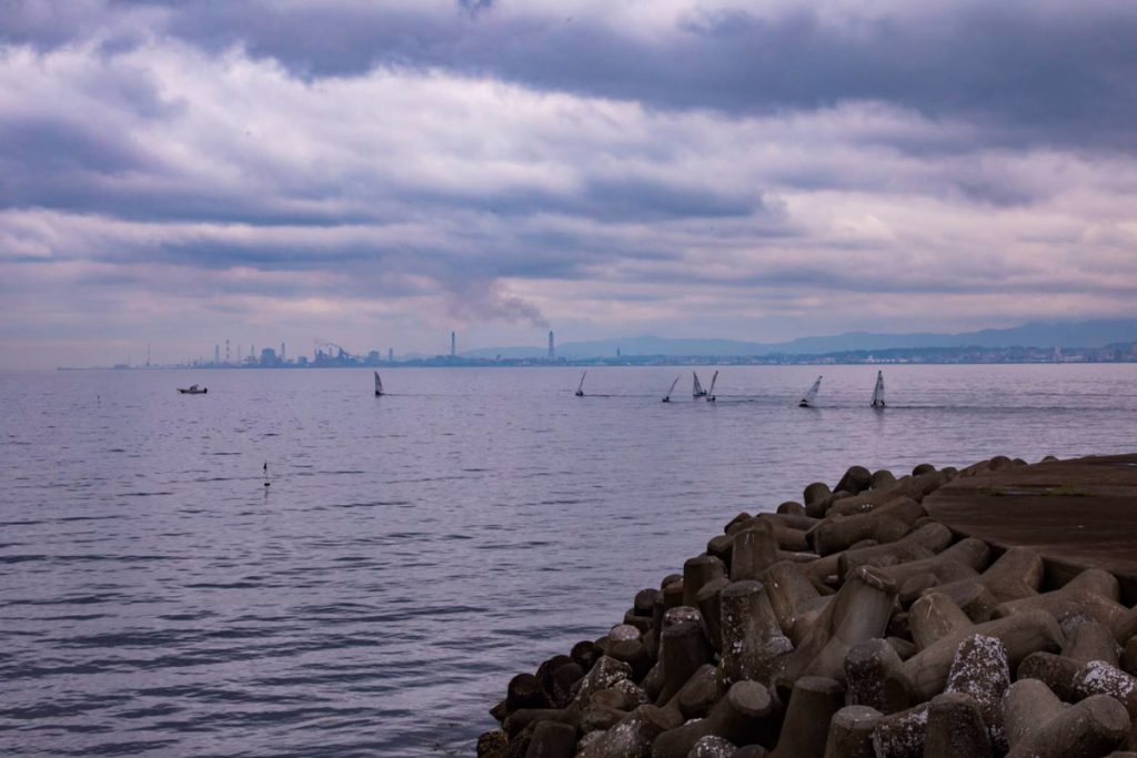 海辺にあるテトラポットとヨットの風景