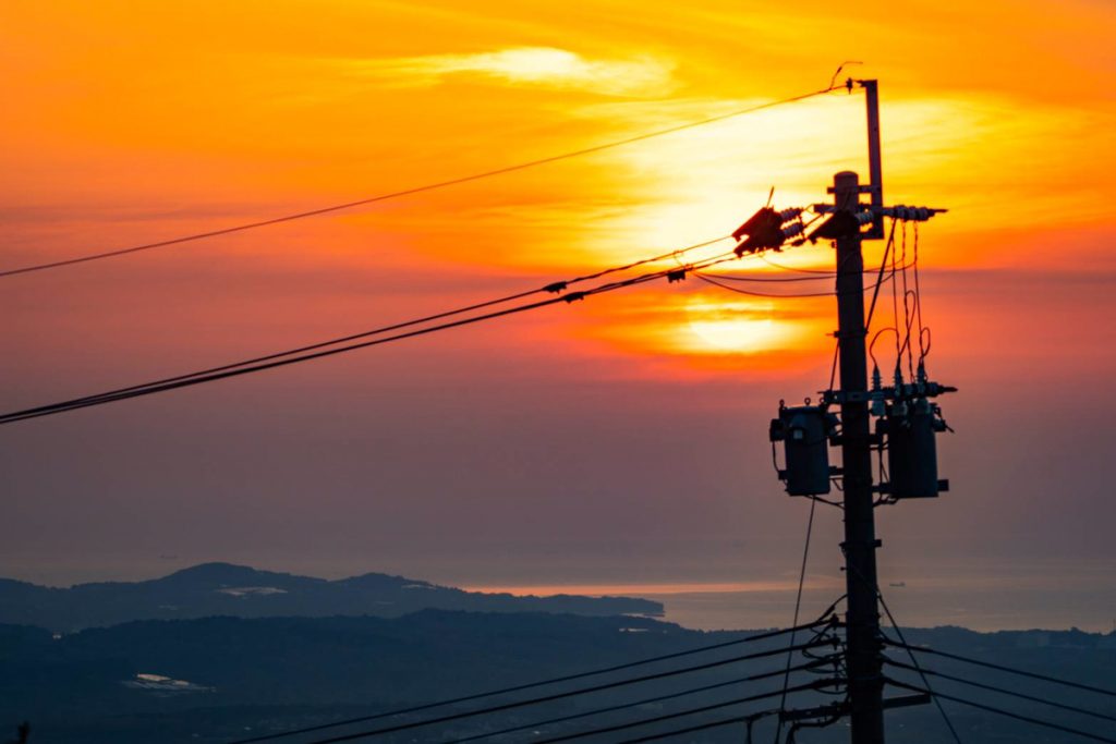 夕焼けに照らされた電柱